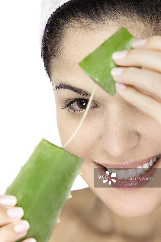 使用芦荟保湿的年轻女人图片素材