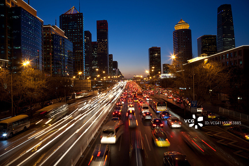北京中央商务区城市交通拥堵夜景图片素材