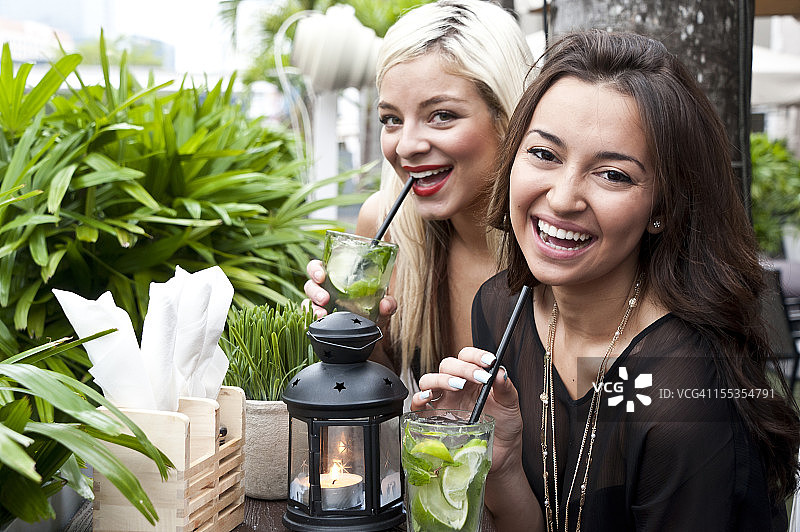 喝莫吉托的女孩们图片素材