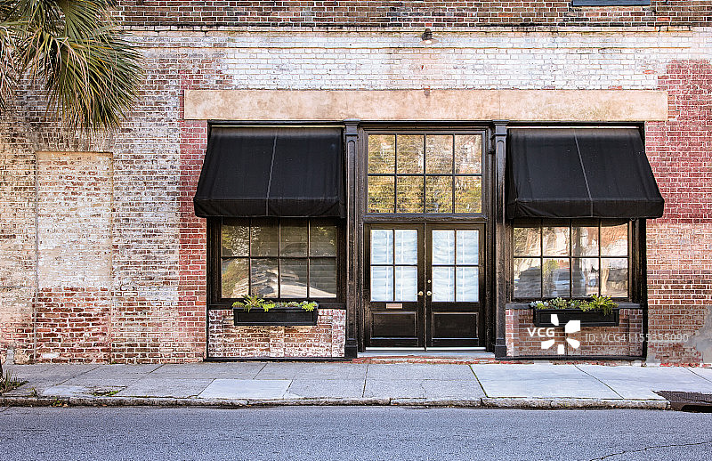 带有遮阳篷的殖民地店面图片素材