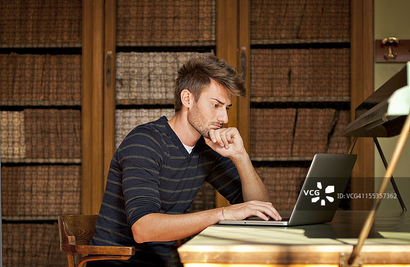 学生在图书馆使用笔记本电脑图片素材