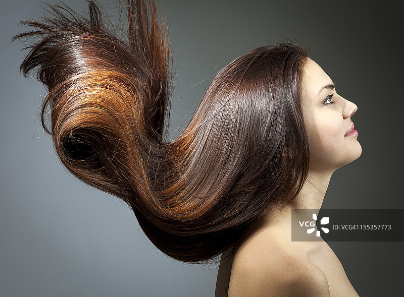 秀发飘逸的年轻女人肖像图片素材