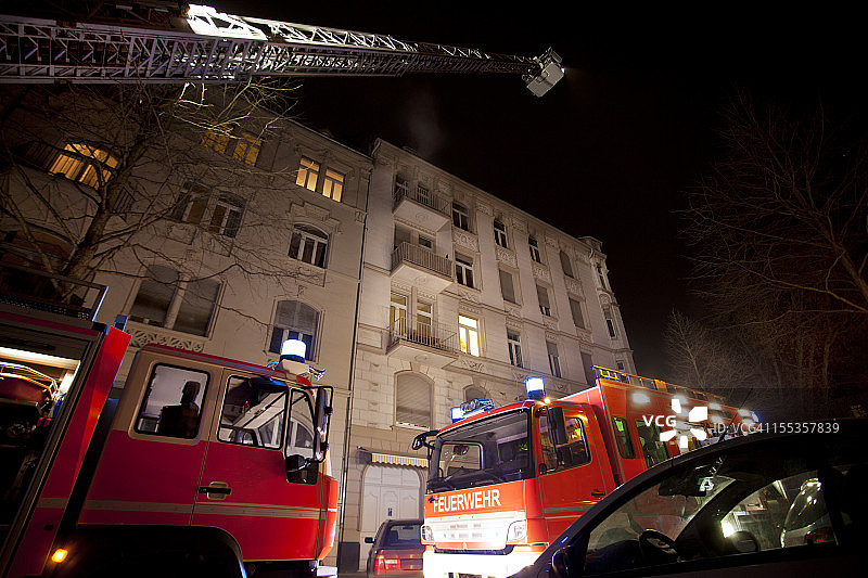 在德国威斯巴登一所房屋火灾现场的消防员图片素材
