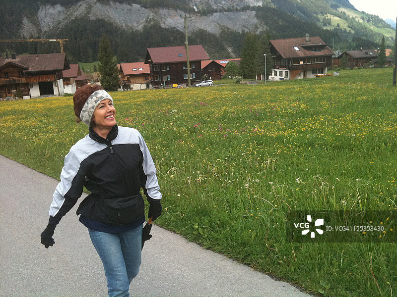 在山中漫步的女人图片素材