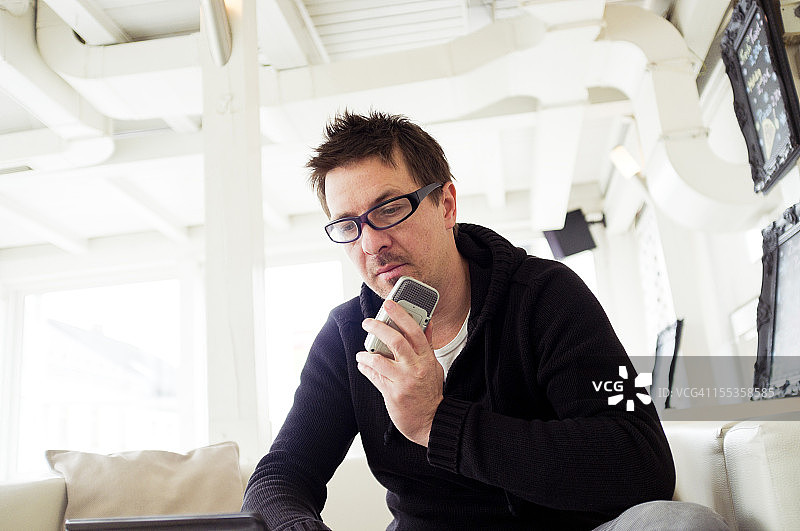 记者使用笔记本电脑和录音笔图片素材