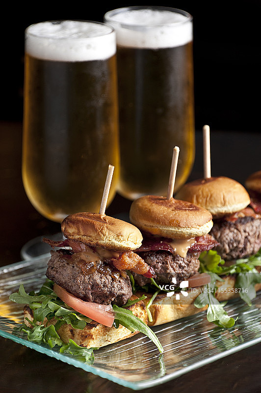 奶酪培根汉堡和啤酒图片素材