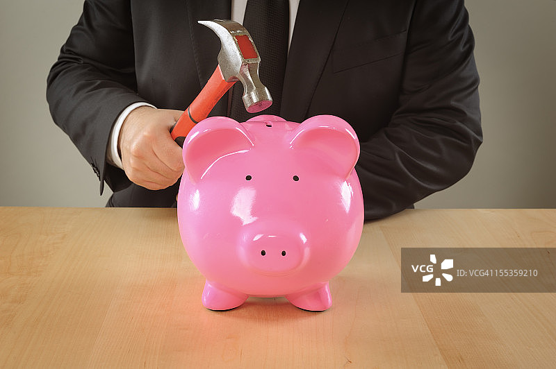 打破储蓄罐图片素材