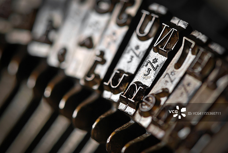 老式打字机特写镜头：字母图片素材