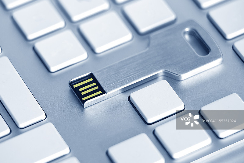 白色电脑键盘上的USB密钥图片素材