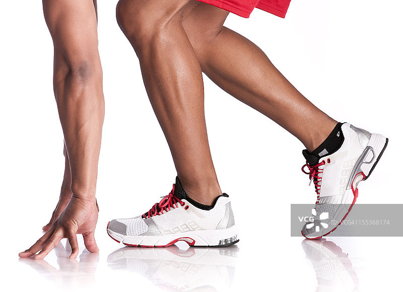 起跑姿势的赛跑者-侧视图图片素材