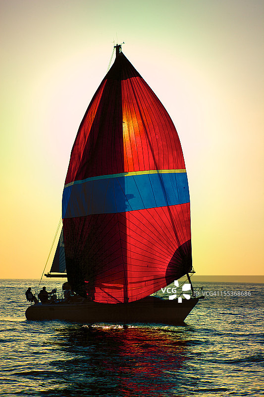 加利福尼亚州海岸玛丽安德尔湾的红色三角帆图片素材