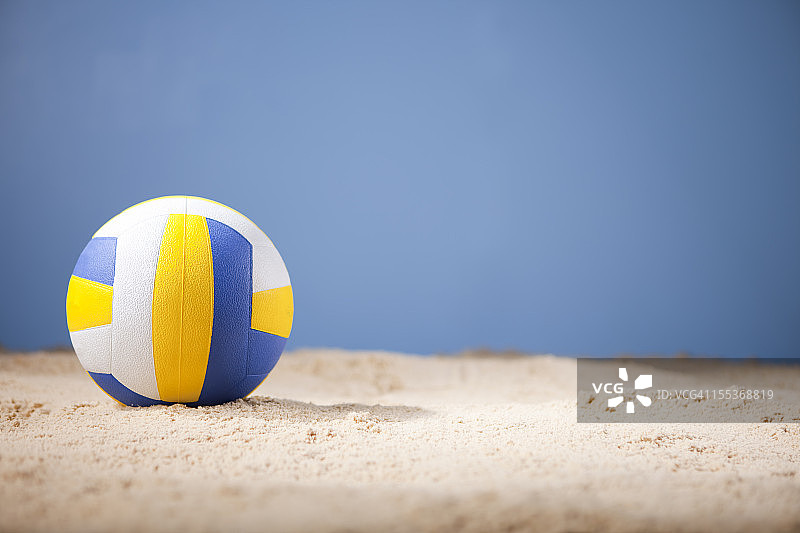 海滩上的蓝白黄色排球与文案空间图片素材