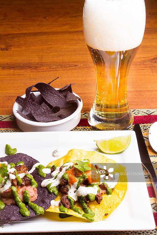 美味玉米饼和啤酒图片素材