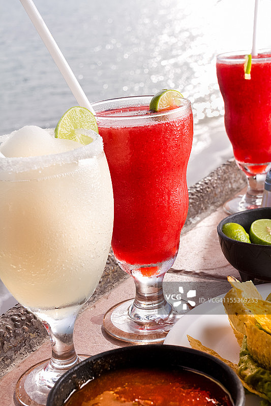 薯片、萨尔萨酱、冰冻果汁和玛格丽特图片素材