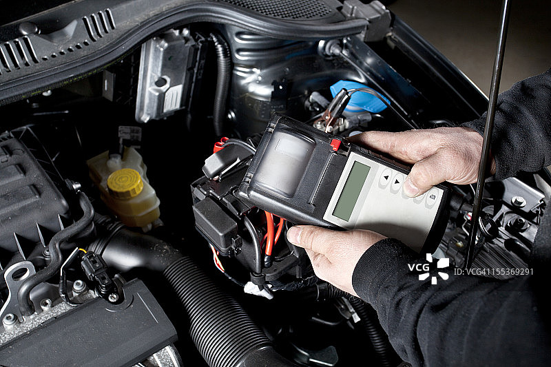 检查汽车电池和电气系统图片素材