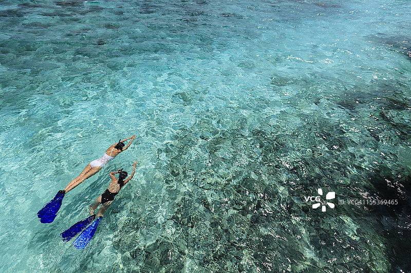 母女在度假时浮潜图片素材