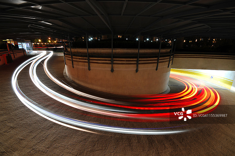 汽车灯光的长时间曝光图片素材