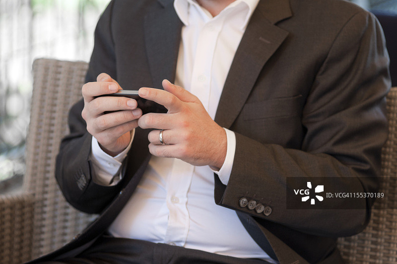 商人使用智能手机的特写图片素材