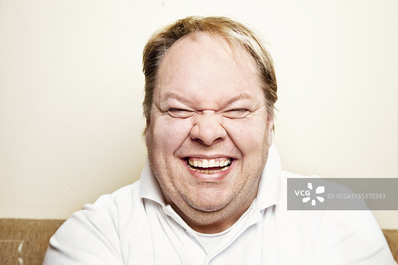 超重男子大笑图片素材