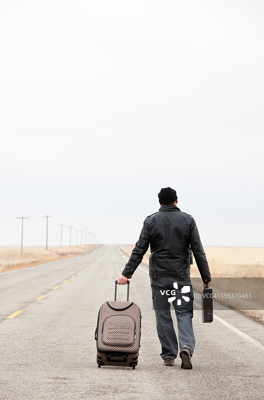 携带行李的白人男商务旅客图片素材