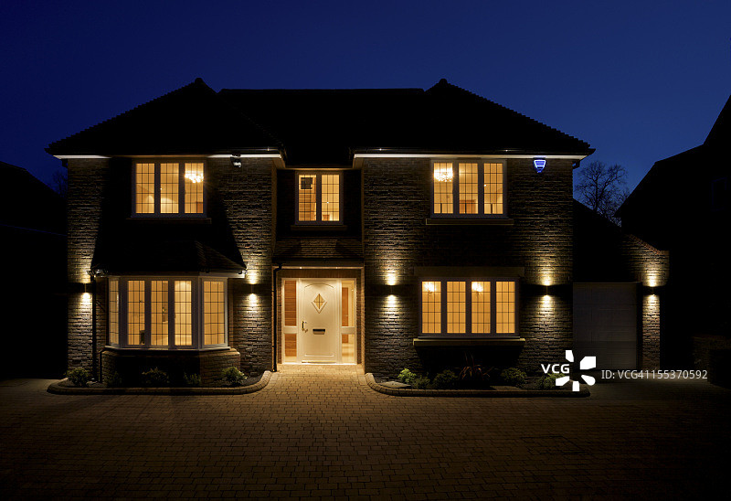 黄昏时分的双门面房屋图片素材