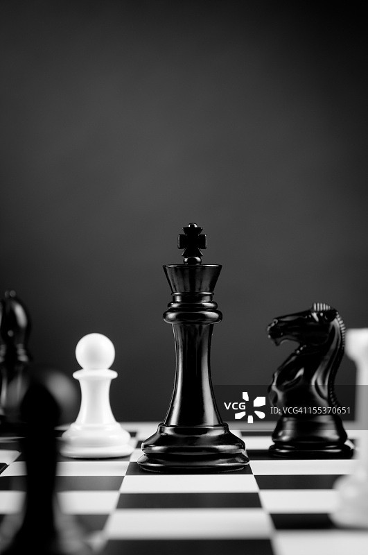 棋盘上黑棋国王在其他棋子中的特写图片素材