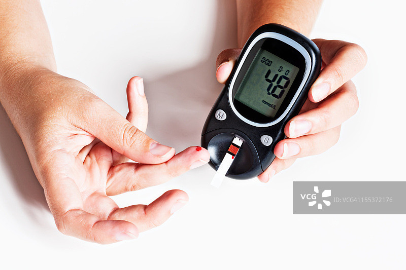 手向糖尿病血糖仪滴一滴血图片素材