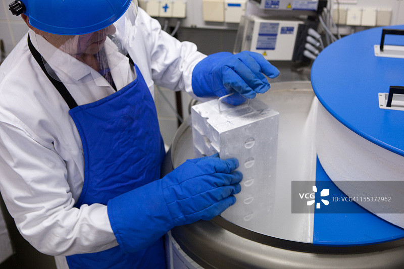 研究人员在液氮容器中工作图片素材