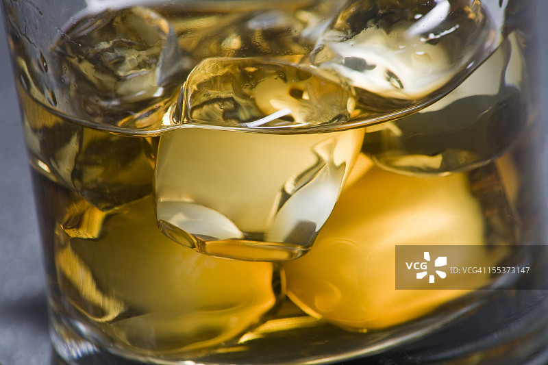 威士忌酒杯特写图片素材