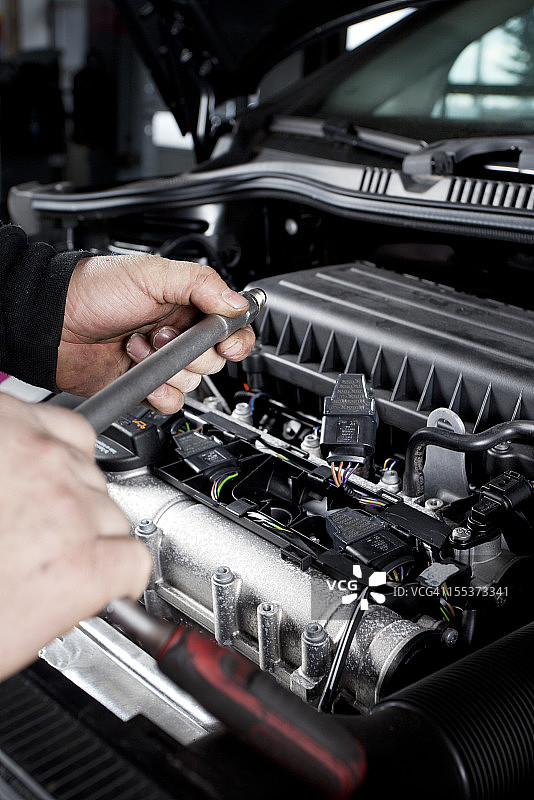 技工检查现代汽车的火花塞图片素材