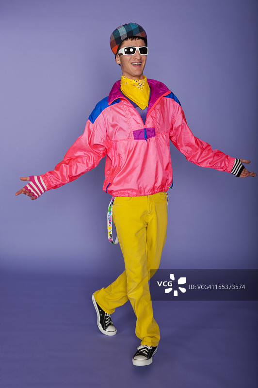 80年代荧光粉色和黄色服装的青少年图片素材