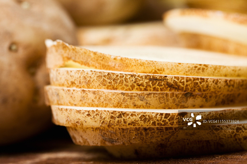 一堆未削皮的马铃薯片图片素材