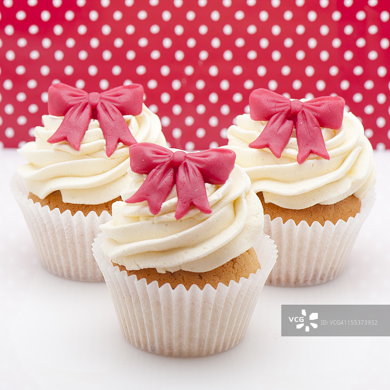红色丝带纸杯蛋糕图片素材