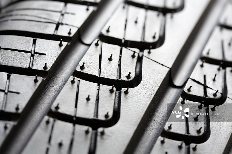 白色背景上的新轮胎轮廓图片素材