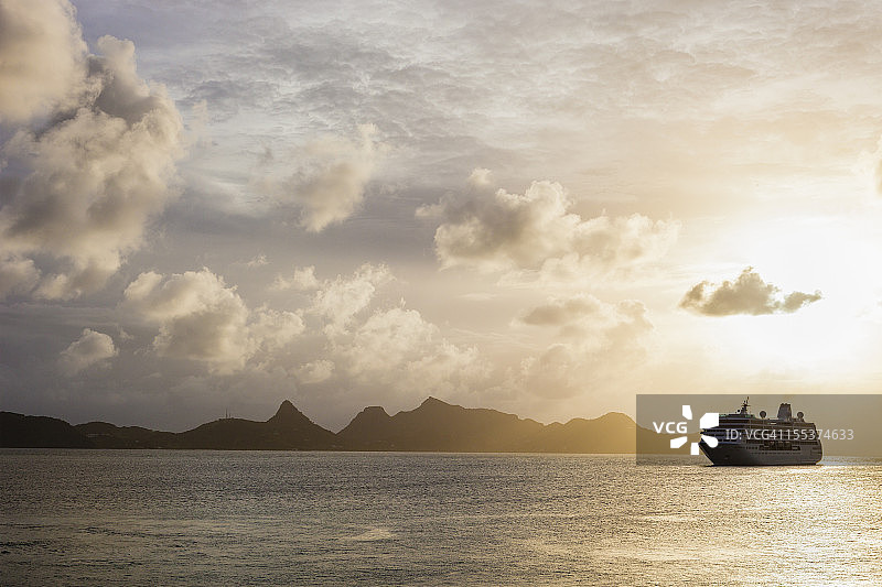 格林纳丁斯群岛的游轮海上日落图片素材