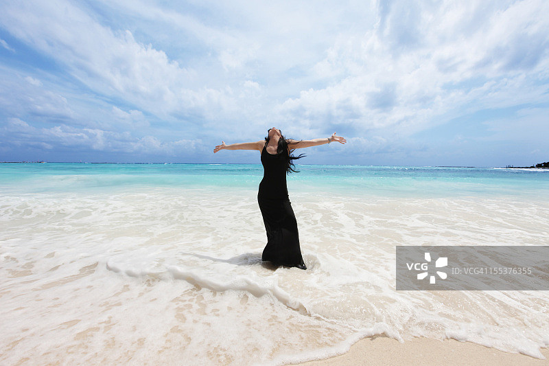 女人，海滩和赞美图片素材