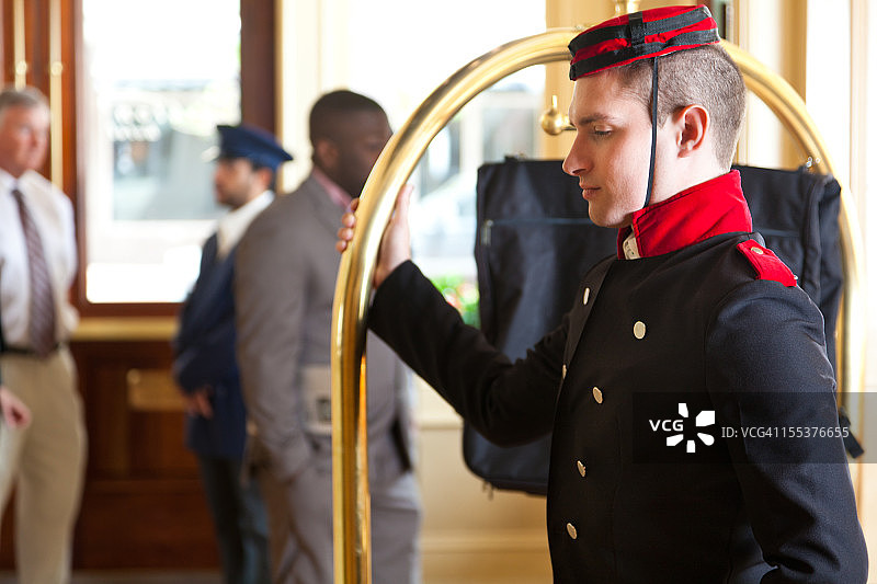 等待酒店客人的行李车服务员图片素材