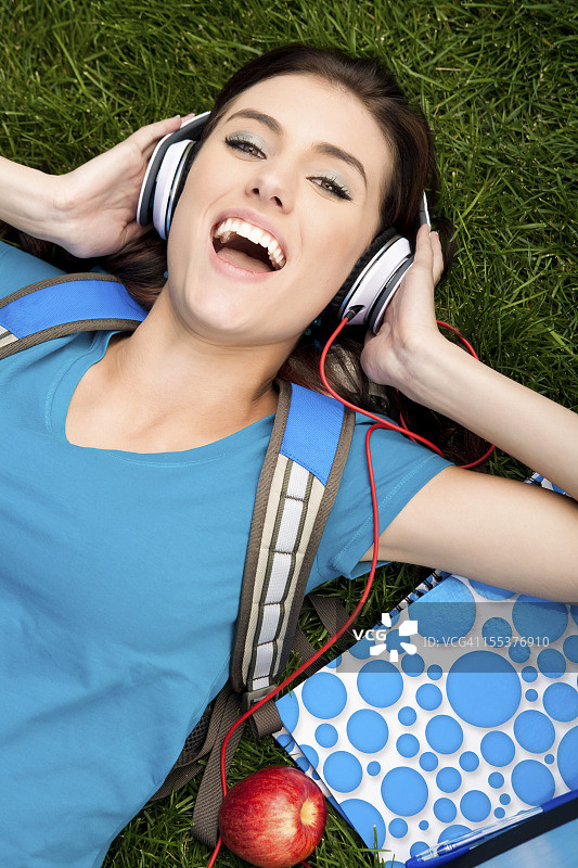 大学生听音乐图片素材