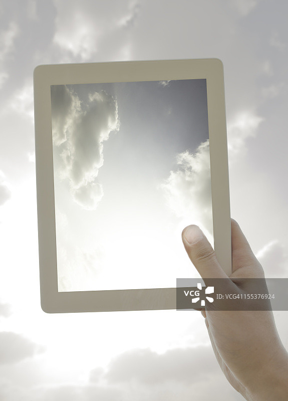 带云的数位平板图片素材