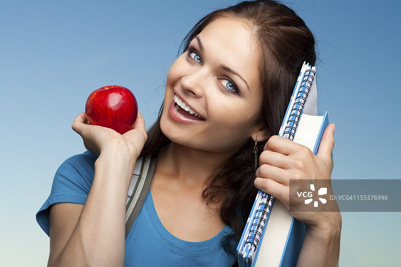 带着书本的微笑大学生图片素材