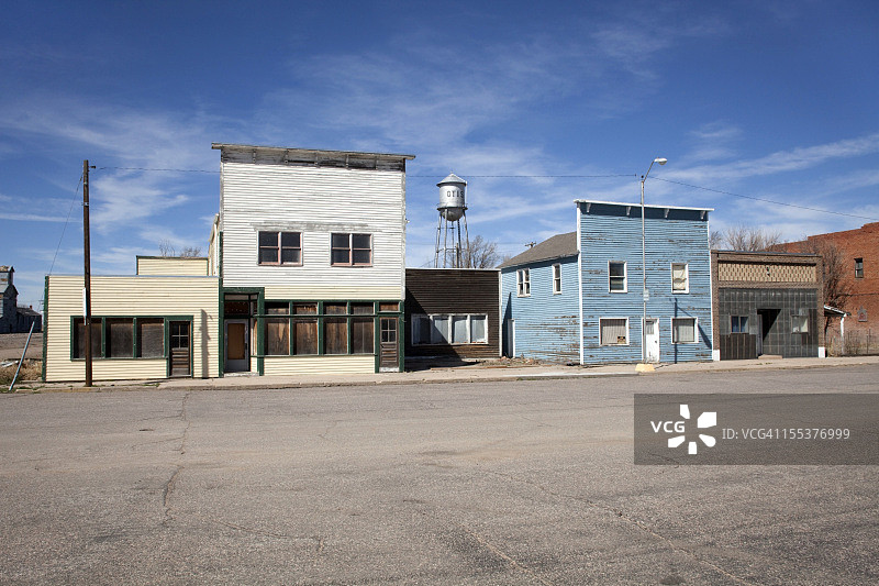 科罗拉多州奥蒂斯空置商业建筑和水塔图片素材