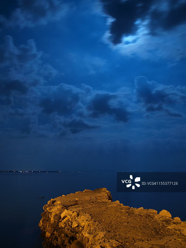 月光海景与古老码头图片素材