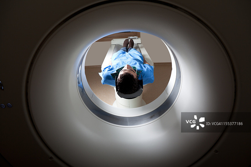 男人通过MRI扫描进行医学检查图片素材