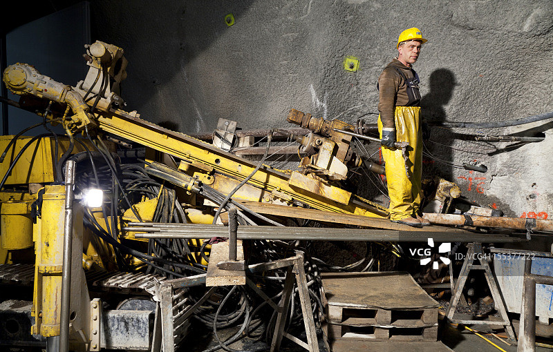 带有工人的岩芯钻机图片素材