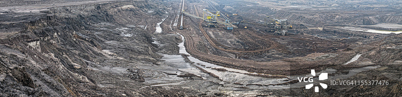 带式输送机旁的露天煤矿挖掘机图片素材