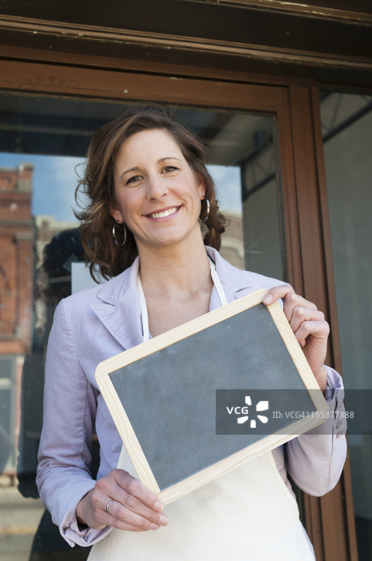 拿着空白标牌的女人图片素材