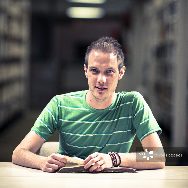 男学生在图书馆图片素材