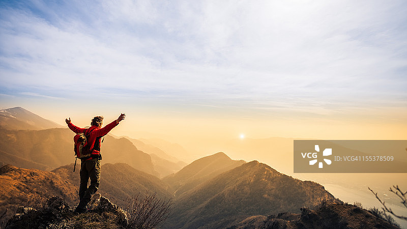 徒步者在山顶图片素材