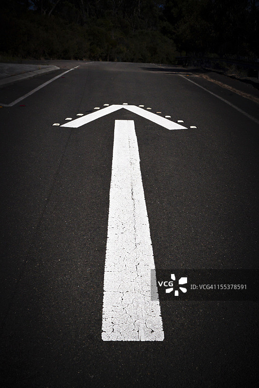 黑色道路上的白色箭头小插图图片素材