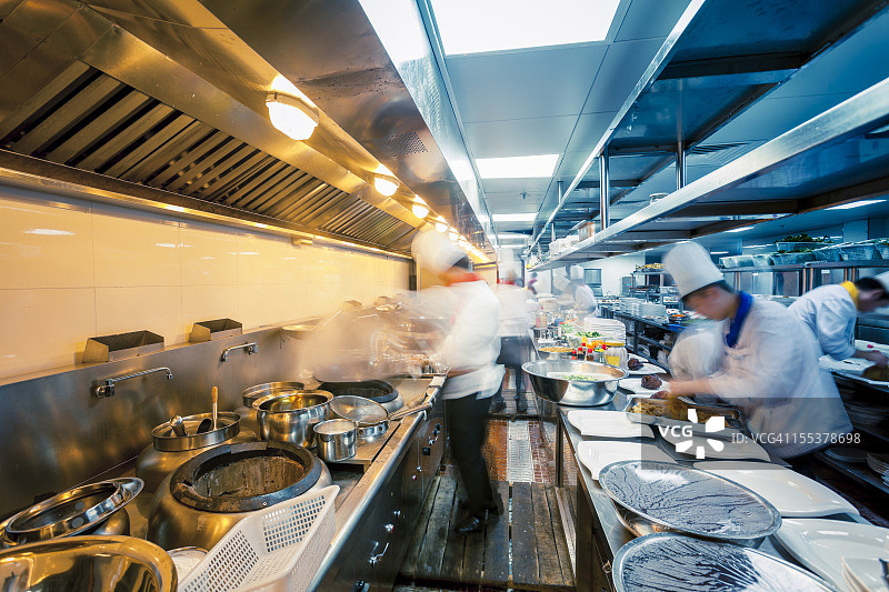 餐厅厨房的厨师运动图片素材